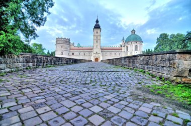 Polonya 'nın Krasiczyn köyündeki Rönesans Krasiczyn Kalesi                              