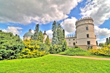 Polonya 'nın Krasiczyn köyündeki Rönesans Krasiczyn Kalesi                              