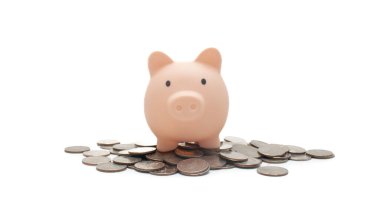 Domuz kumbarası para yığınının üstünde. İş, finans, tasarruf, büyüme, finansal istikrar kavramı. Kırpma yolu olan beyaz arkaplanda.