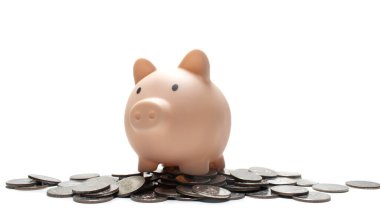 Domuz kumbarası dikey olarak düzenlenmiş paraların yanına yerleştirilmiş. İş, finans, tasarruf kavramı.