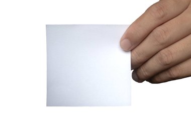 Bir kişinin eli boş bir beyaz kağıt tutuyor. Ofis işi kavramı, mesaj yazma.