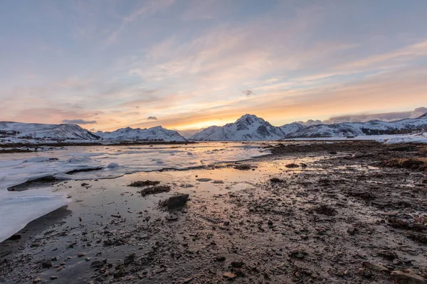 Lago congelado en la puesta del sol — Foto de Stock