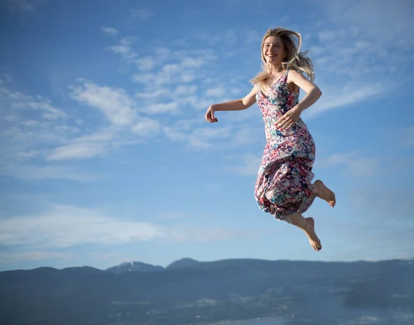 Genç kadın açık yaz gökyüzü atlama — Stok fotoğraf