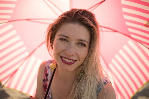 Gülümseyen yüz genç kadın çiller kameraya bakıyor