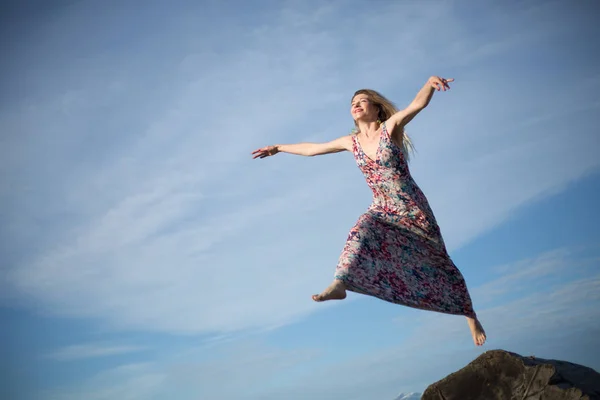 Clumpsy genç pozitif kadın mavi gökyüzü atlama — Stok fotoğraf