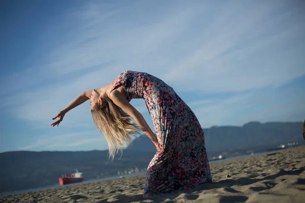 Joven mujer atractiva flexión espalda pose playa — Foto de Stock