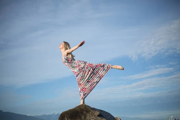 Jeune femme équilibrage bleu ciel concept équilibre intérieur — Photo