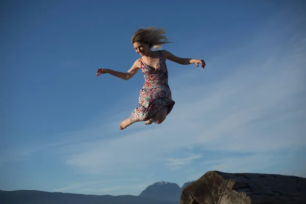 今まで山を飛んで幸せな美しい女性 — ストック写真