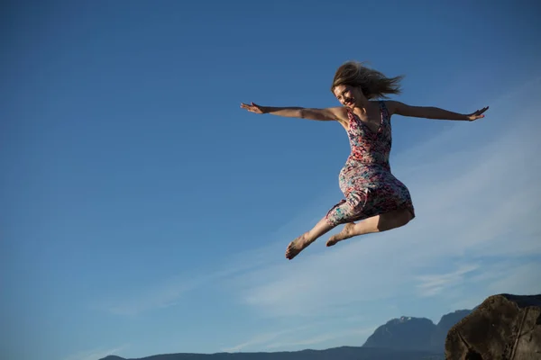 うれしそうな忍者のように空をジャンプ女性 — ストック写真