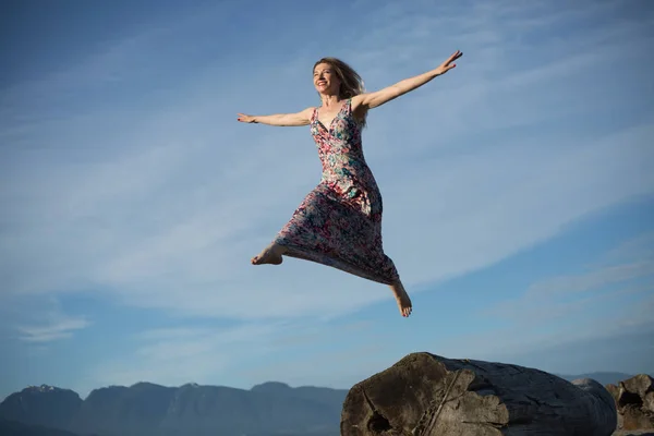 Genç kadın uçan gökyüzü kavramı güçlendirin kadınlar — Stok fotoğraf