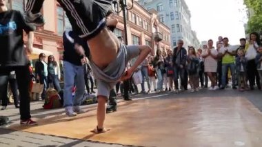 Komplike erkek etkileyici performansı yaz sokak