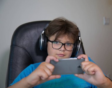 Smartphone kullanarak kendine güvenen genç yakışıklı