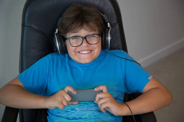 Glad över upphetsad teen pojke håller mobiltelefon — Stockfoto