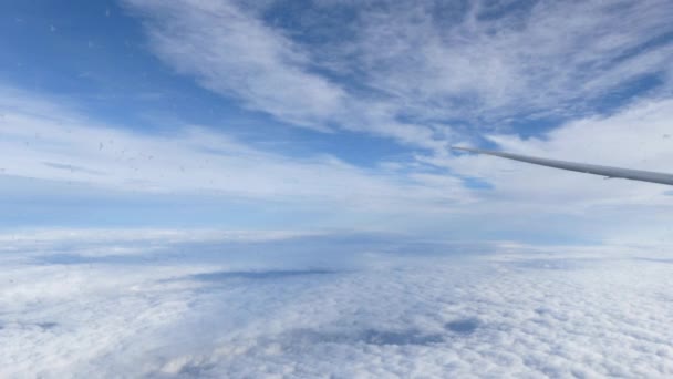 Gelo del finestrino dell'aereo che vola sopra le nuvole — Video Stock
