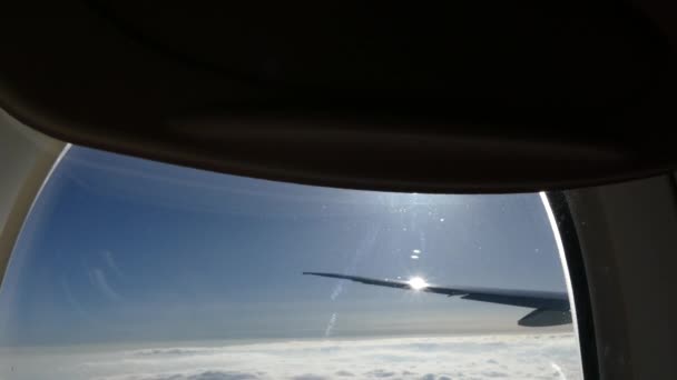 Vista da aeroplano finestra cielo sole nuvole — Video Stock