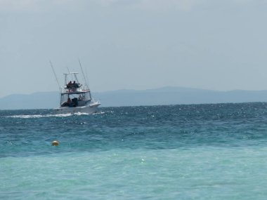Yelkenli insanlar ufuk mavi su kopya alanı 