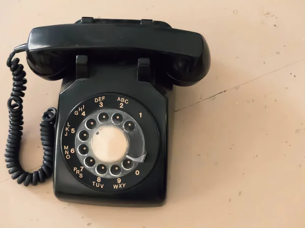 Clássico retro telefone alto ângulo tiro espaço de cópia — Fotografia de Stock