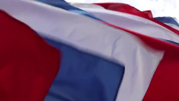 Blanc rouge bleu drapeaux agitant le vent arrière-plan gros plan symbole national russe 