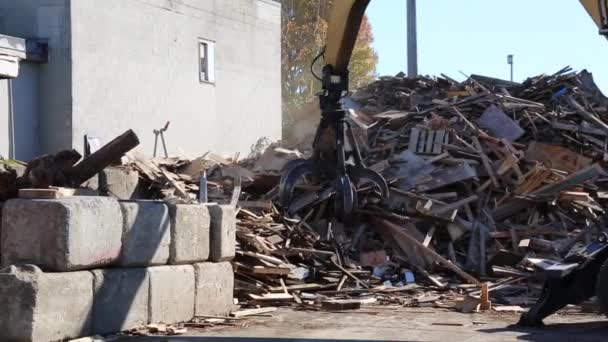 Machine à griffes industrielle déplaçant les déchets chantier de construction — Video