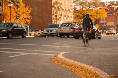 Anonim adam bisikletçi modern şehir trafik kopya alanı sürme 