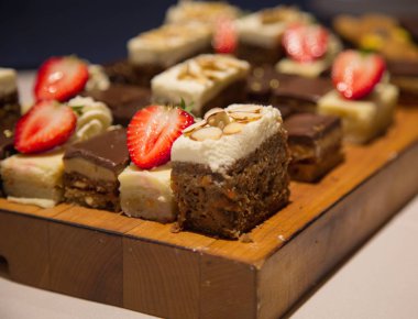 Closeup çikolata kek dilimleri ahşap tepsi çilek arka plan 