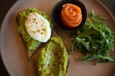 Gurme meze somon avokado Spread toastlar roka plaka üst görünüm 