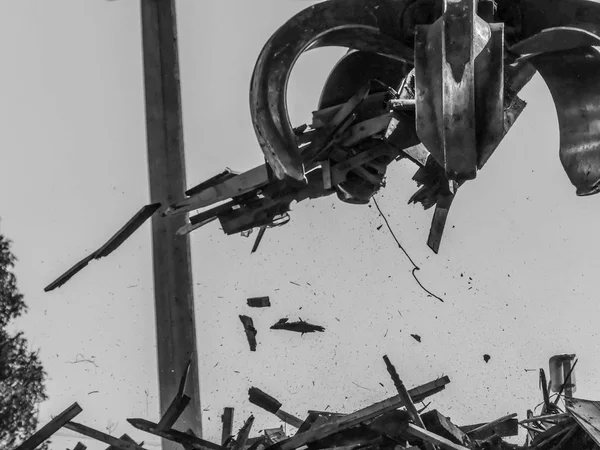 Будівельна техніка Машина, що працює завантаження сміттєвих матеріалів будівельний майданчик кіготь крупним планом екскаватор — стокове фото