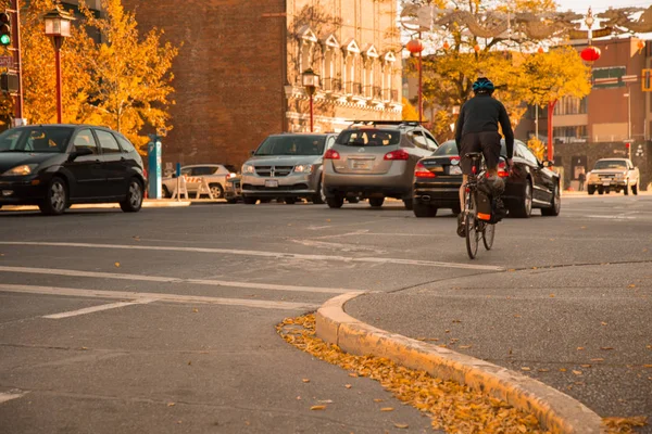 Anonim adam bisikletçi modern şehir trafik kopya alanı sürme 