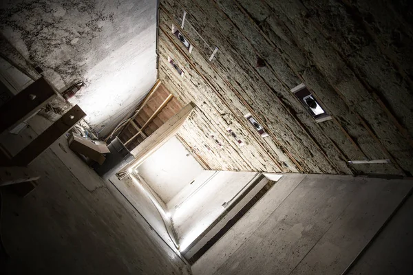 Conceptul de renovare interioară necesară demolat murdar cameră goală ușă de lumină spațiu — Fotografie, imagine de stoc