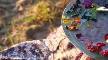 Palet üzerinde kadın ressam tutan Paintbrush