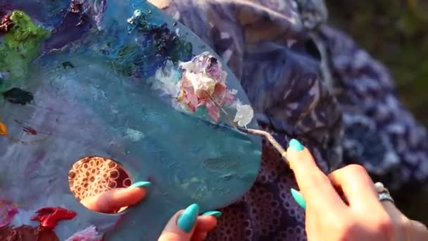 Artista feminina mão segurando pintura faca closeup fundo — Vídeo de Stock