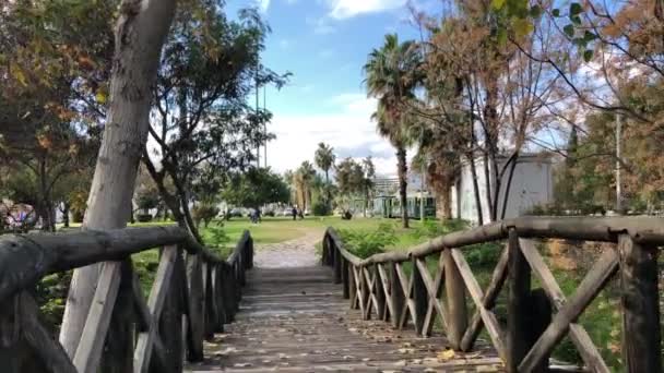 Muoversi lungo ponte di legno POV concetto avventura — Video Stock