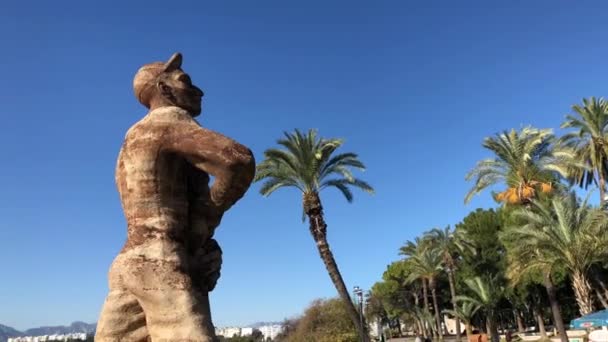 Karaalioglu Park escultura trabalhador com filho em movimento tiro Dez 2018 Antalya Turquia — Vídeo de Stock