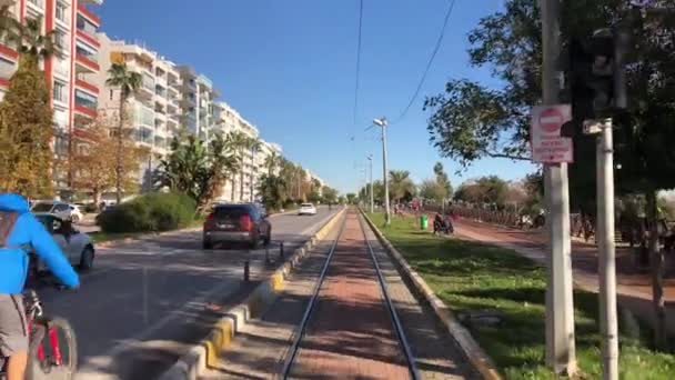 Анталія Туреччина грудень 2018 переміщення постріл з трамвай міський пейзаж POV — стокове відео