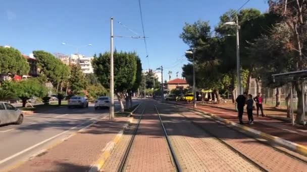 Μετακίνηση με το τραμ θέα αστικό τοπίο POV Αττάλεια Τουρκία Δεκέμβριος 2018 — Αρχείο Βίντεο