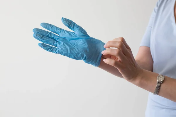 Kadın el mavi tıbbi eldiven closeup çıkarma
