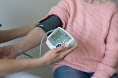 Yakın doktor kan kol yaşlı kadın kontrol 