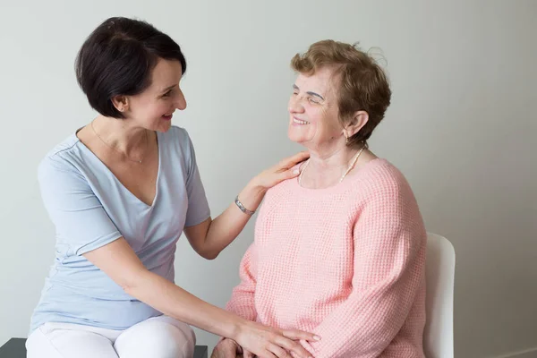 İki nesil kadın anne kızı sevgi ile konuşuyor 