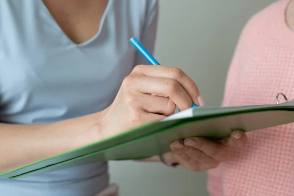 Kadın el yazma closeup kadın müşteri anketi 