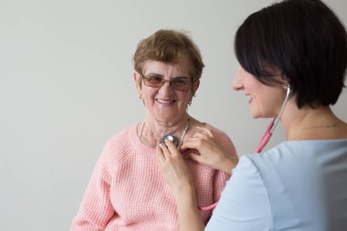 Sağlık hemşire caregiver yaşlı kadın hasta portre 