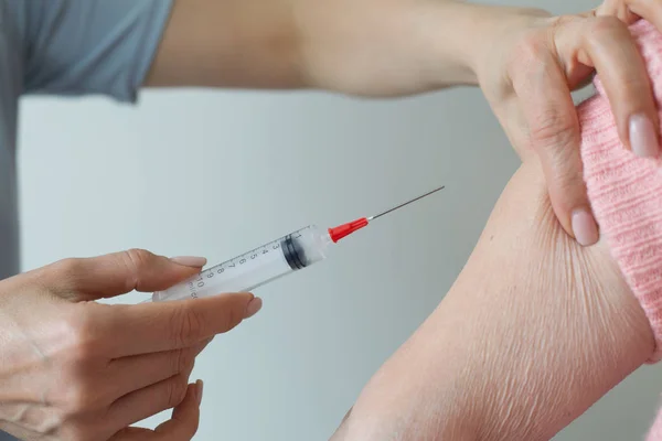 Tıbbi bakım önkol yaşlı kadın enjeksiyon şırınga 