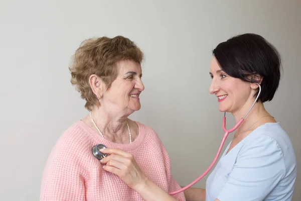 Stethoscope medical exam nurse retired woman health service — Stock Photo, Image