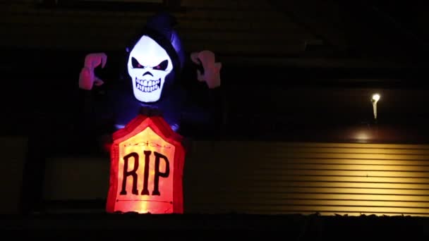 Tombe squelette avec fond sombre RIP Halloween — Video