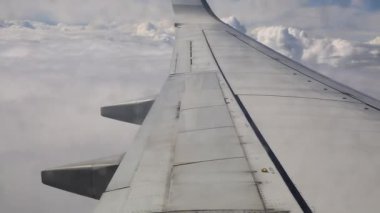 Uçak uçan bulutlu gökyüzü penceresinden