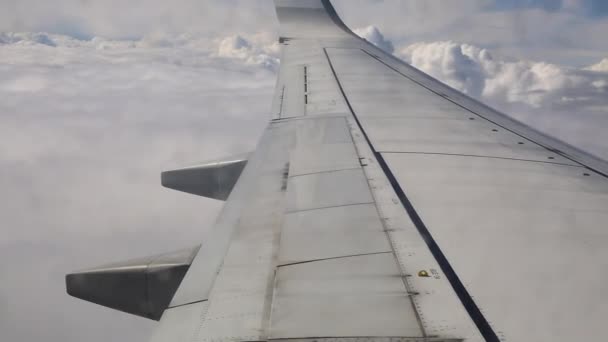 Vliegtuig vliegen bewolkte hemel uitzicht vanuit venster — Stockvideo