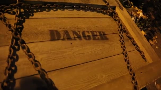 Vieille chaîne de boîte en bois danger quelqu'un à l'intérieur frapper Halloween — Video