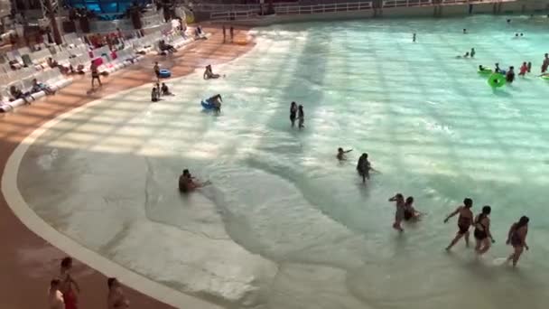 Piscina ondas artificiales West Edmonton Mall Alberta Canadá Sept 2019 — Vídeos de Stock