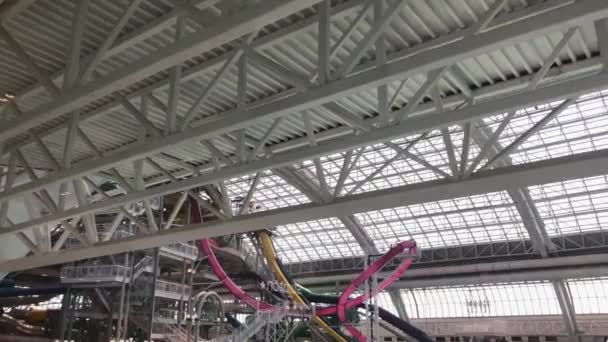 Piscina ondas artificiales West Edmonton Mall Alberta Canadá Sept 2019 — Vídeo de stock