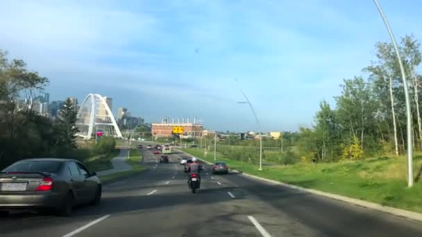 Sürüş şehir Edmonton Alberta Kanada Eylül 2019 Walterdale Köprüsü — Stok video