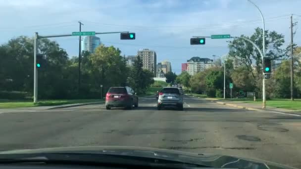 Sürüş araba Edmonton Alberta Kanada Eylül 2019 güneşli bir gün — Stok video